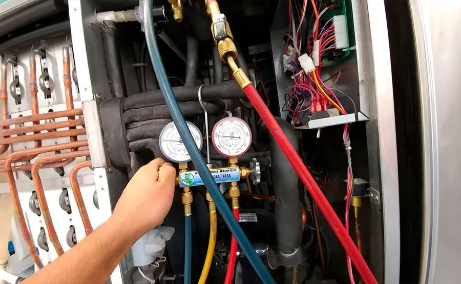 Trabajo técnico en los componentes de una máquina de hielo
